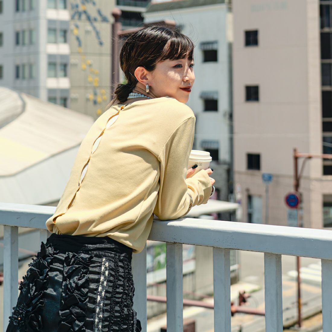 nenom [ネノム] × Ujichan 前後2WAY カットホール リブカットソー [NE25132007] 31 YELLOW &&モデル身長：150cm 着用サイズ：F&&