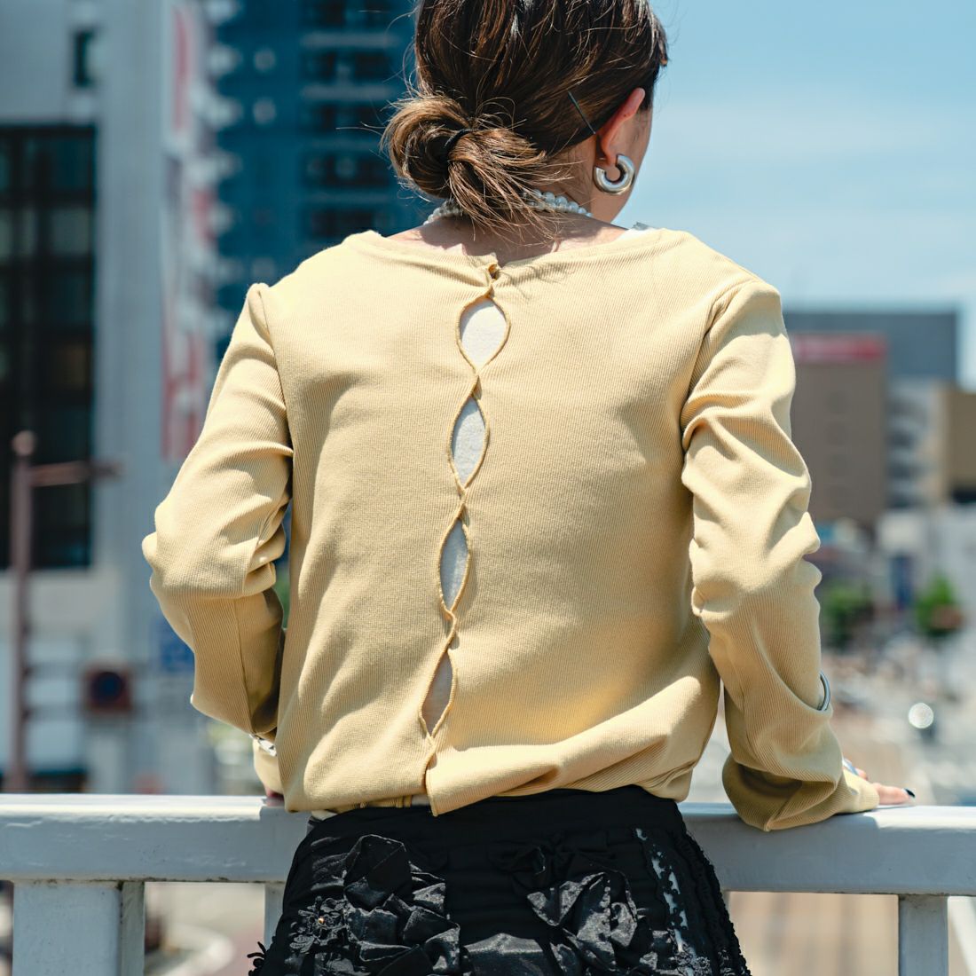 nenom [ネノム] × Ujichan 前後2WAY カットホール リブカットソー [NE25132007] 31 YELLOW &&モデル身長：150cm 着用サイズ：F&&