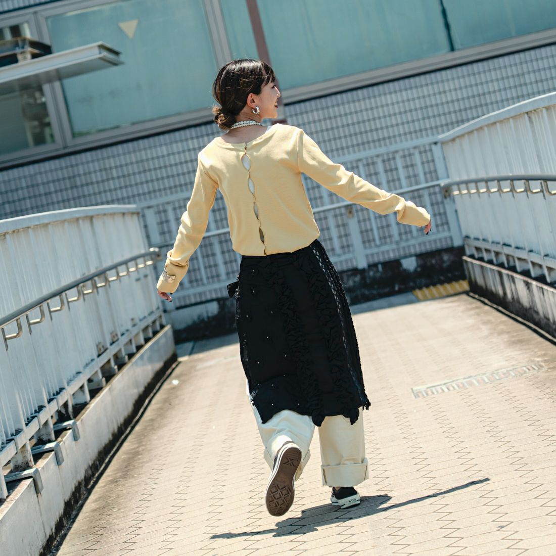 nenom [ネノム] × Ujichan 前後2WAY カットホール リブカットソー [NE25132007] 31 YELLOW &&モデル身長：150cm 着用サイズ：F&&