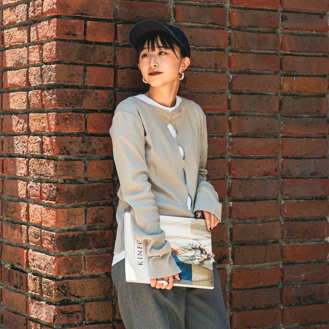 nenom [ネノム] × Ujichan 前後2WAY カットホール リブカットソー [NE25132007] 07 GRAY &&モデル身長：150cm 着用サイズ：F&&