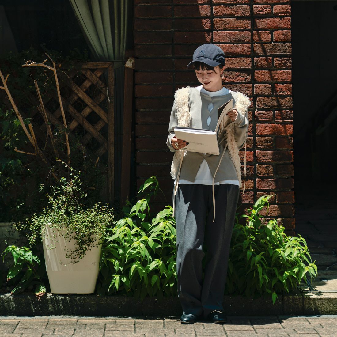 nenom [ネノム] × Ujichan 前後2WAY カットホール リブカットソー [NE25132007] 07 GRAY &&モデル身長：150cm 着用サイズ：F&&