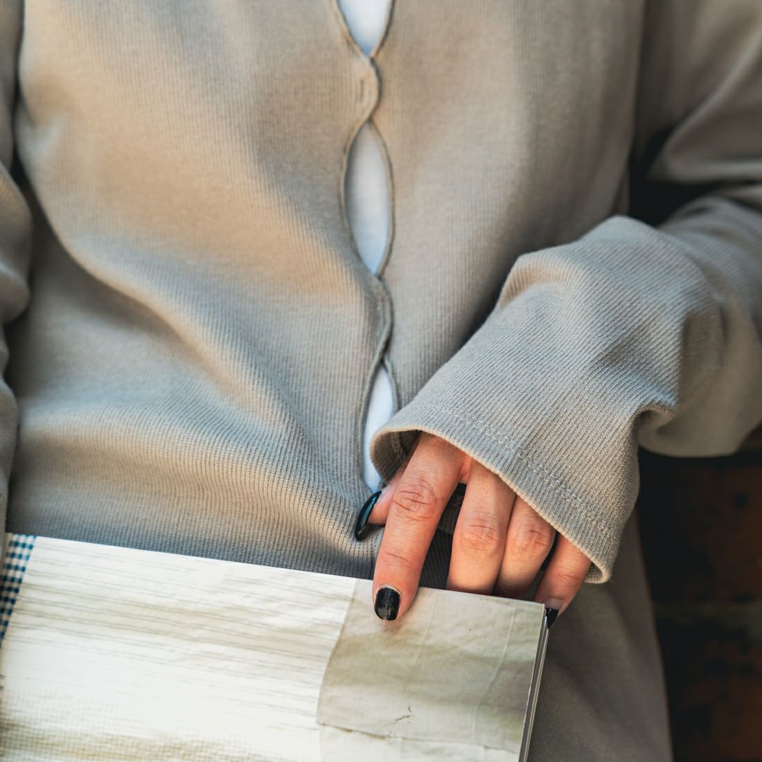 nenom [ネノム] × Ujichan 前後2WAY カットホール リブカットソー [NE25132007] 07 GRAY &&モデル身長：150cm 着用サイズ：F&&