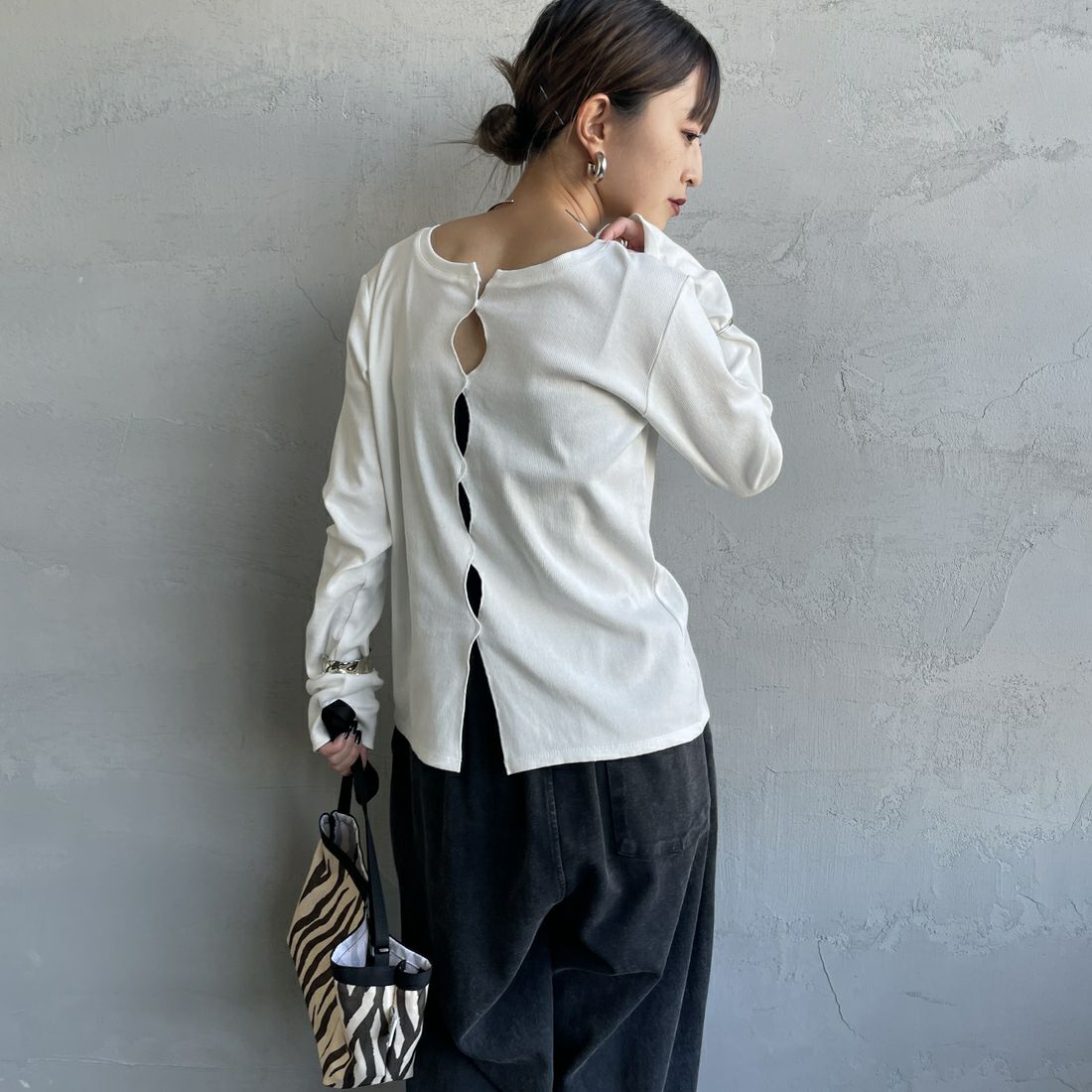 nenom [ネノム] × Ujichan 前後2WAY カットホール リブカットソー [NE25132007] 02 OFF &&モデル身長：150cm 着用サイズ：F&&