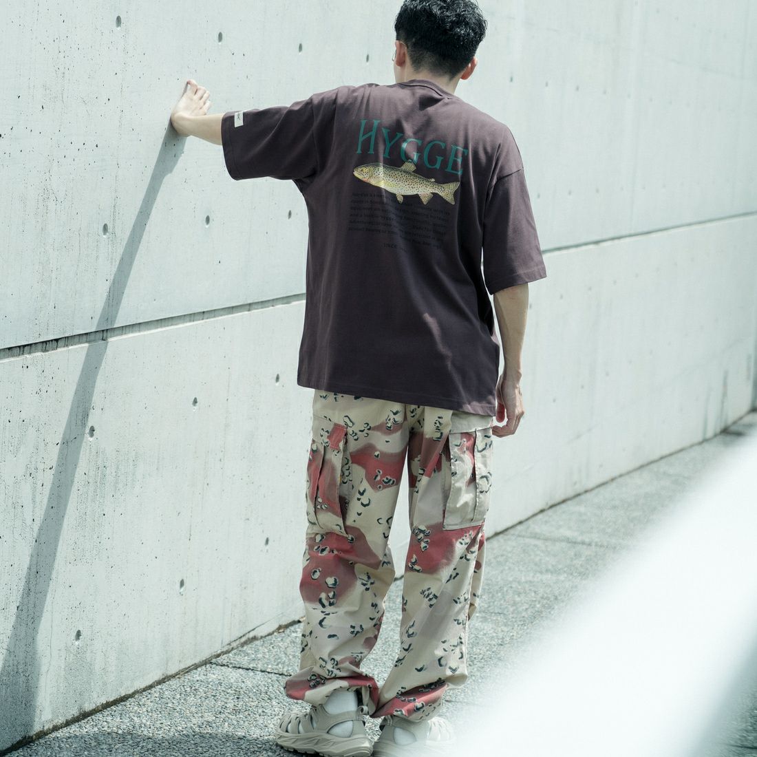 NORDISK [ノルディスク] 別注 HYGGE フィッシュバックプリントTシャツ [NU11502-JF] BROWN &&モデル身長：168cm 着用サイズ：48&&