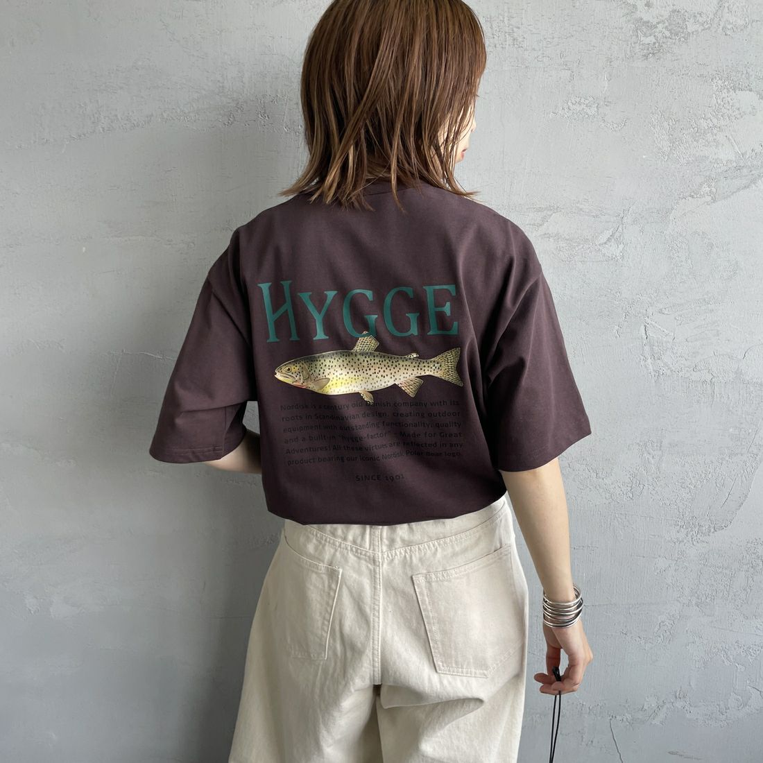 NORDISK [ノルディスク] 別注 HYGGE フィッシュバックプリントTシャツ [NU11502-JF] BROWN &&モデル身長：158cm 着用サイズ：44&&