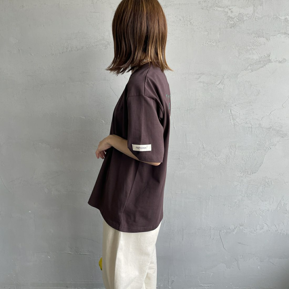 NORDISK [ノルディスク] 別注 HYGGE フィッシュバックプリントTシャツ [NU11502-JF] BROWN &&モデル身長：158cm 着用サイズ：44&&