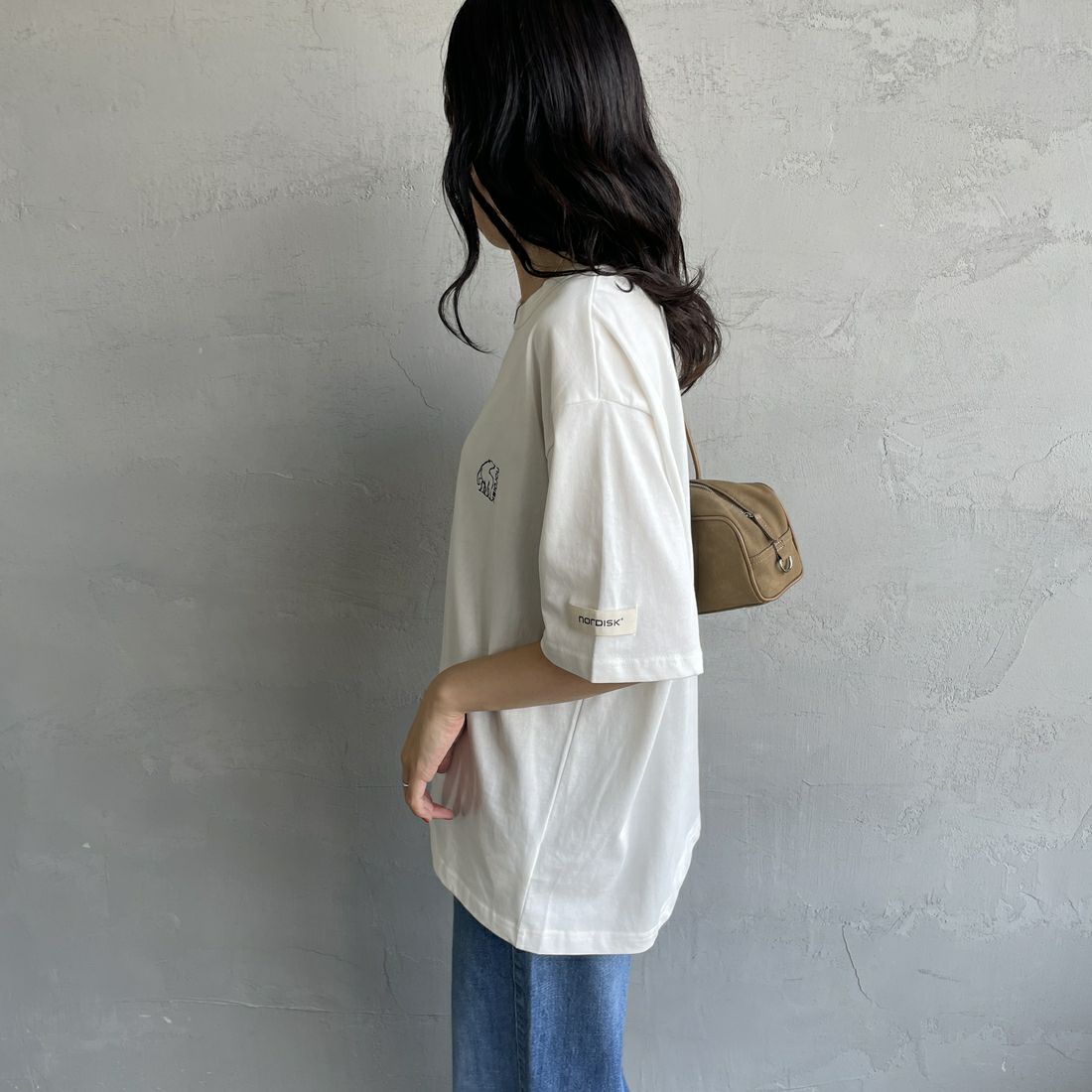 NORDISK [ノルディスク] 別注 バックロゴプリントTシャツ [NU11504-JF] WHITE &&モデル身長：160cm 着用サイズ：44&&