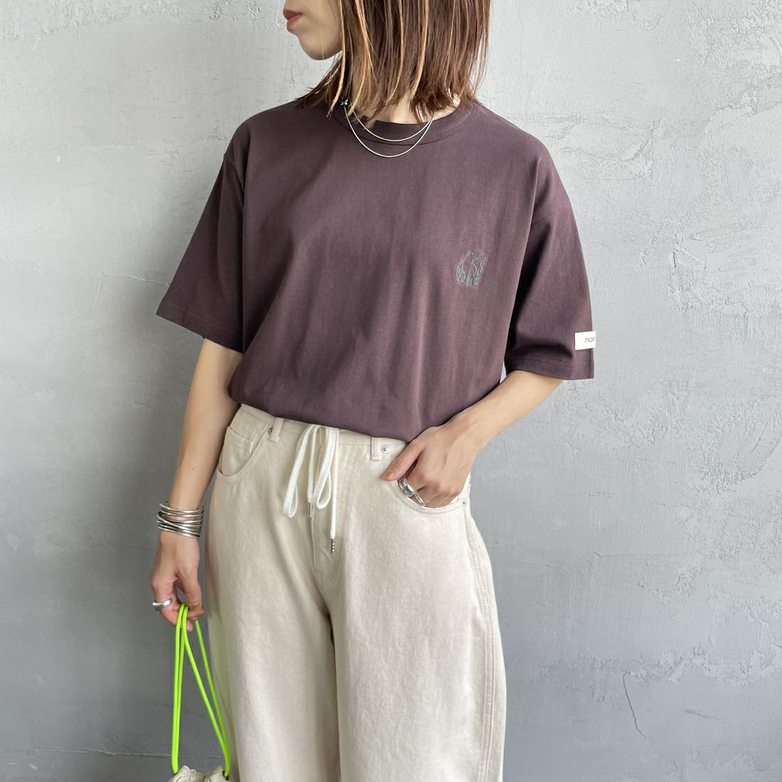 NORDISK [ノルディスク] 別注 バックロゴプリントTシャツ [NU11504-JF] BROWN &&モデル身長：158cm 着用サイズ：44&&