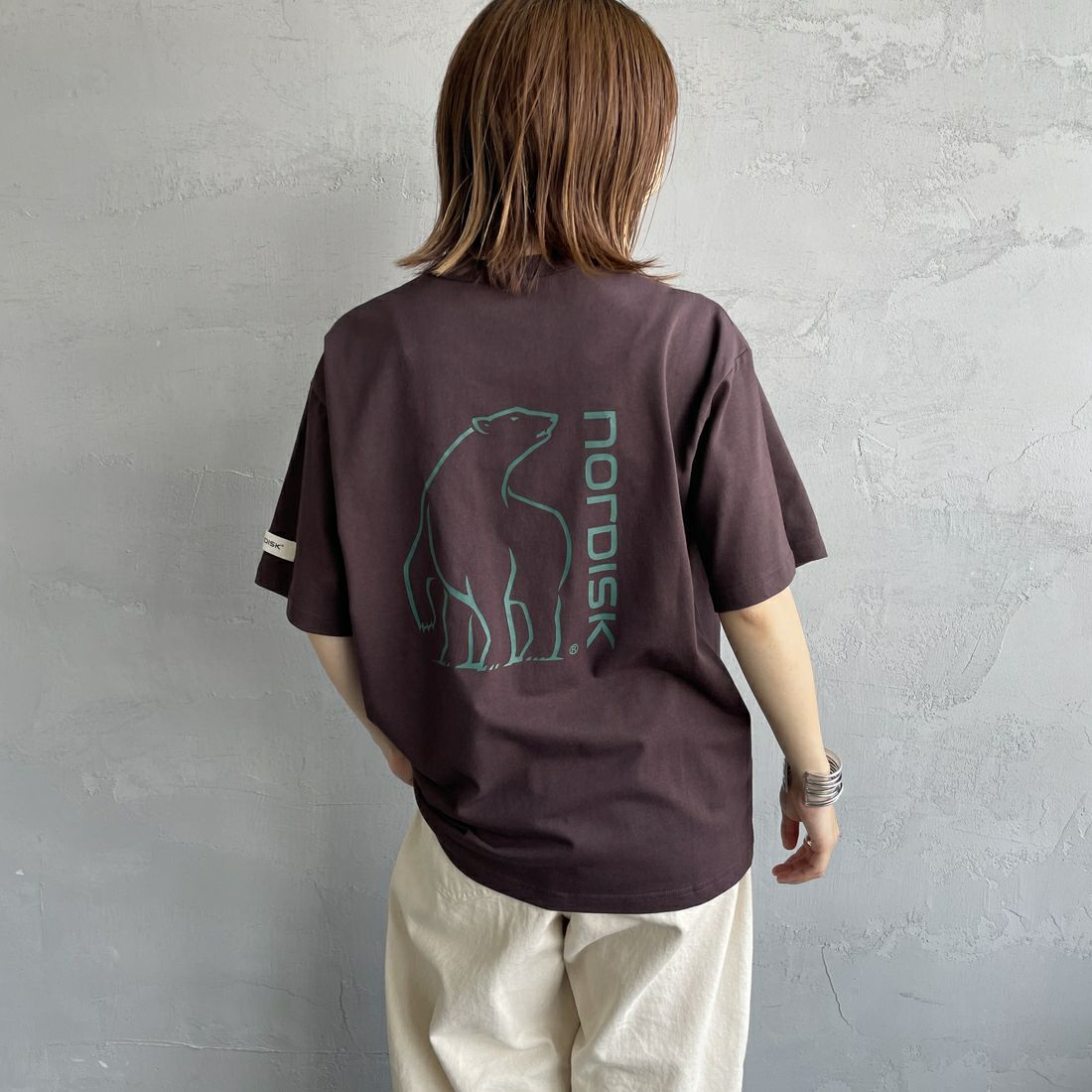 NORDISK [ノルディスク] 別注 バックロゴプリントTシャツ [NU11504-JF] BROWN &&モデル身長：158cm 着用サイズ：44&&