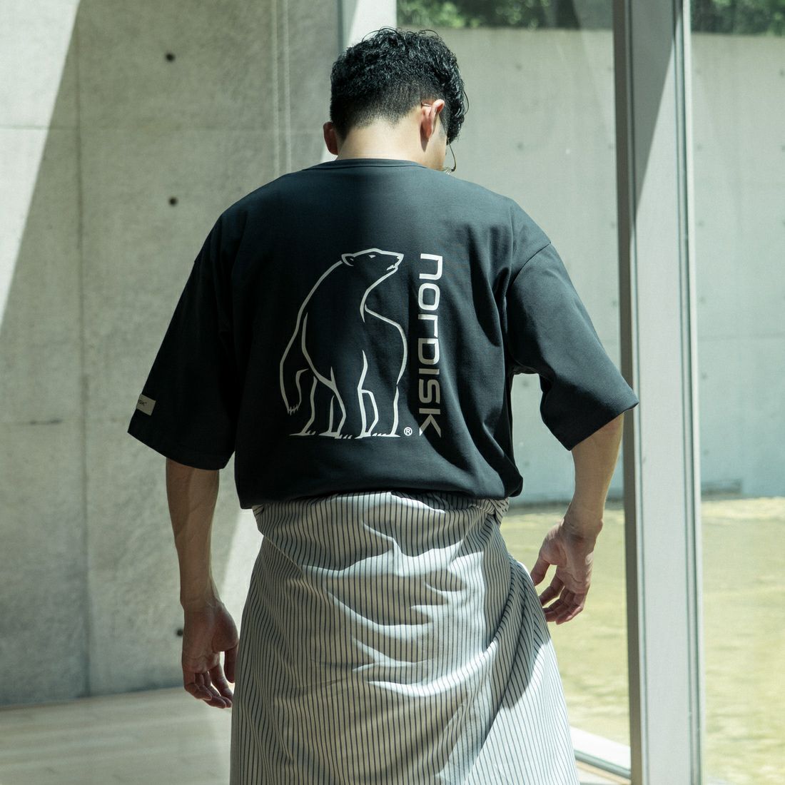 NORDISK [ノルディスク] 別注 バックロゴプリントTシャツ [NU11504-JF] CHARCOAL &&モデル身長：168cm 着用サイズ：48&&