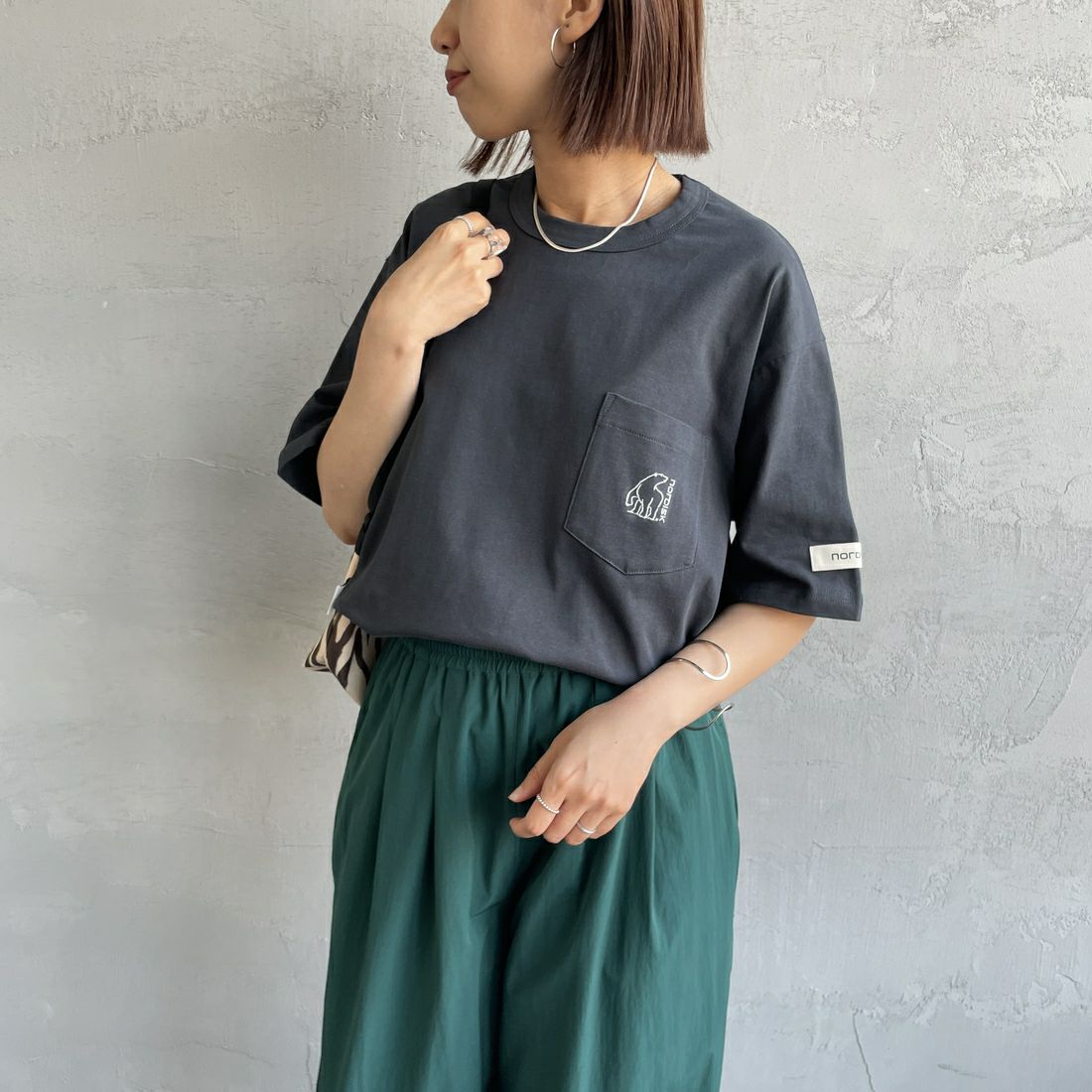 NORDISK [ノルディスク] 別注 ワンポイントポケットTシャツ [NU11505-JF] CHARCOAL &&モデル身長：159cm 着用サイズ：44&&