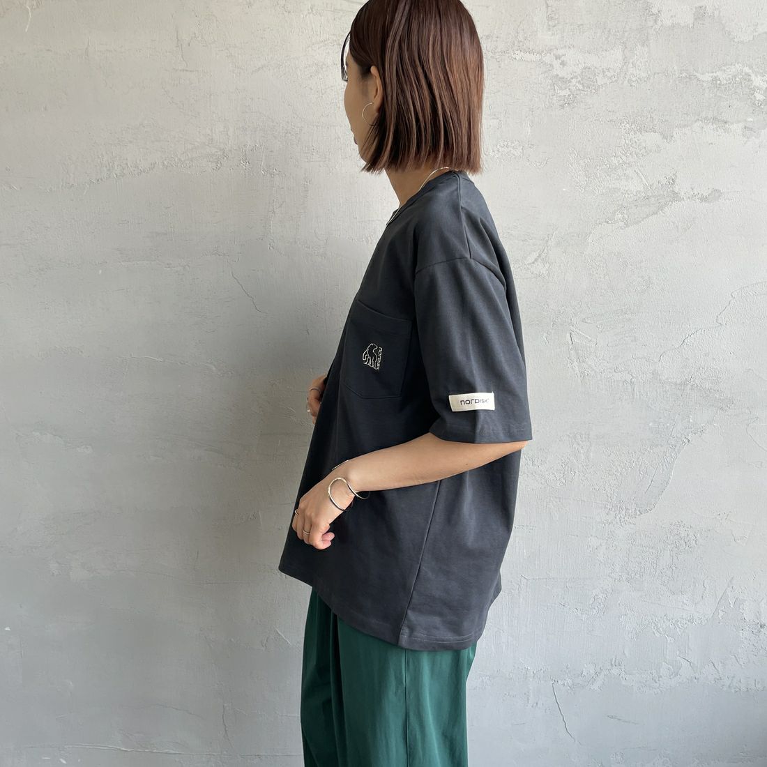 NORDISK [ノルディスク] 別注 ワンポイントポケットTシャツ [NU11505-JF] CHARCOAL &&モデル身長：159cm 着用サイズ：44&&