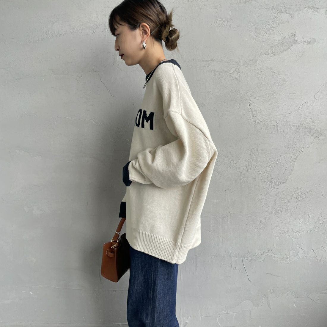 LOGAN Knitting Mills [ローガン ニッティング ミルズ] 別注 クルーネック 配色ジャガードロゴニット [LG-25FW28IN-JF] IVORY &&モデル身長：150cm 着用サイズ：F&&