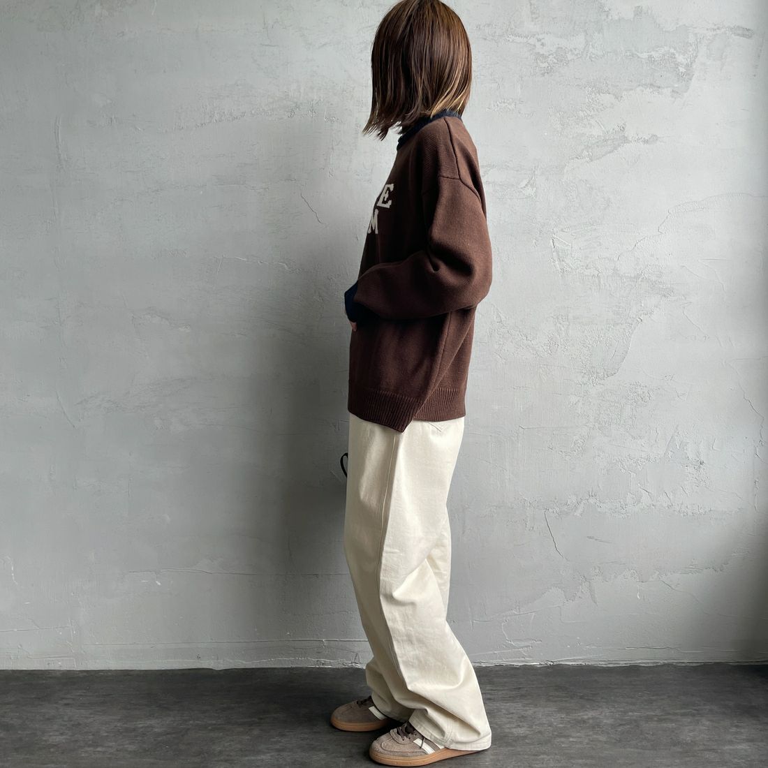 LOGAN Knitting Mills [ローガン ニッティング ミルズ] 別注 クルーネック 配色ジャガードロゴニット [LG-25FW28IN-JF] BROWN &&モデル身長：158cm 着用サイズ：F&&