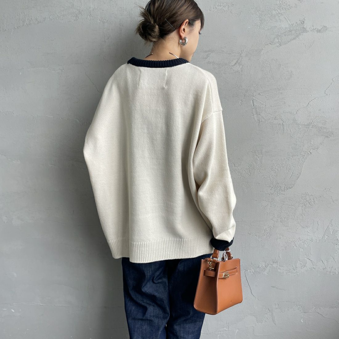 LOGAN Knitting Mills [ローガン ニッティング ミルズ] 別注 クルーネック 配色ジャガードロゴニット [LG-25FW28IN-JF] IVORY &&モデル身長：150cm 着用サイズ：F&&