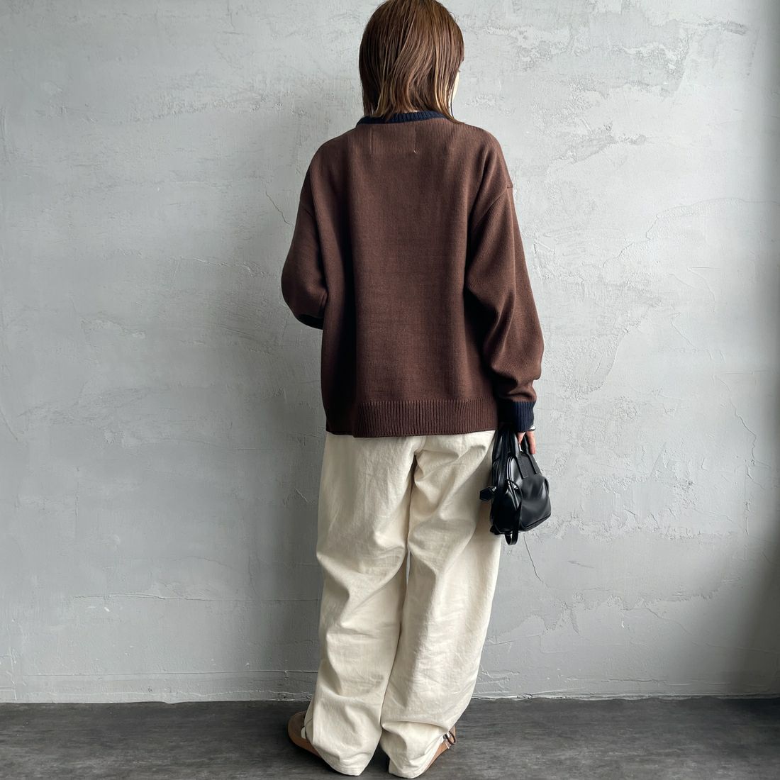 LOGAN Knitting Mills [ローガン ニッティング ミルズ] 別注 クルーネック 配色ジャガードロゴニット [LG-25FW28IN-JF] BROWN &&モデル身長：158cm 着用サイズ：F&&