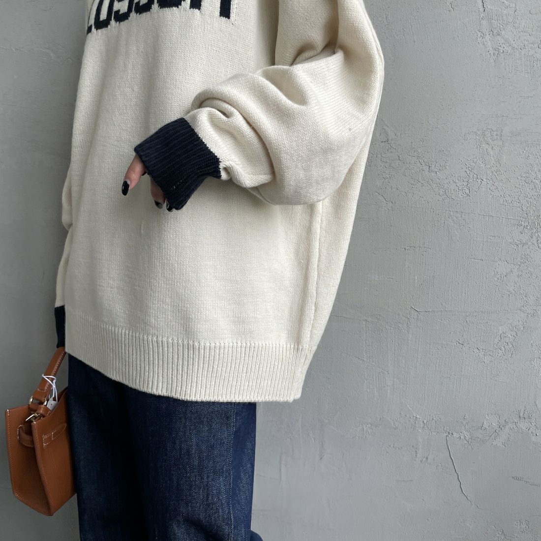 LOGAN Knitting Mills [ローガン ニッティング ミルズ] 別注 クルーネック 配色ジャガードロゴニット [LG-25FW28IN-JF] IVORY &&モデル身長：150cm 着用サイズ：F&&