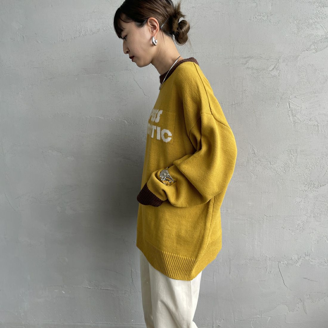 LOGAN Knitting Mills [ローガン ニッティング ミルズ] 別注 クルーネック 配色ジャガードロゴニット [LG-25FW28IN-JF] MUSTARD &&モデル身長：150cm 着用サイズ：F&&