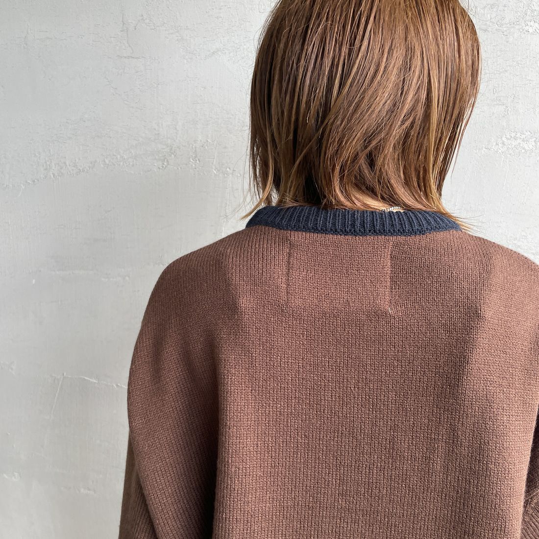 LOGAN Knitting Mills [ローガン ニッティング ミルズ] 別注 クルーネック 配色ジャガードロゴニット [LG-25FW28IN-JF] BROWN &&モデル身長：158cm 着用サイズ：F&&