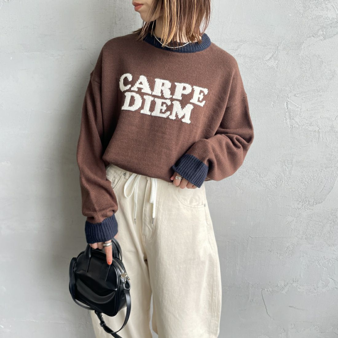 LOGAN Knitting Mills [ローガン ニッティング ミルズ] 別注 クルーネック 配色ジャガードロゴニット [LG-25FW28IN-JF] BROWN &&モデル身長：158cm 着用サイズ：F&&