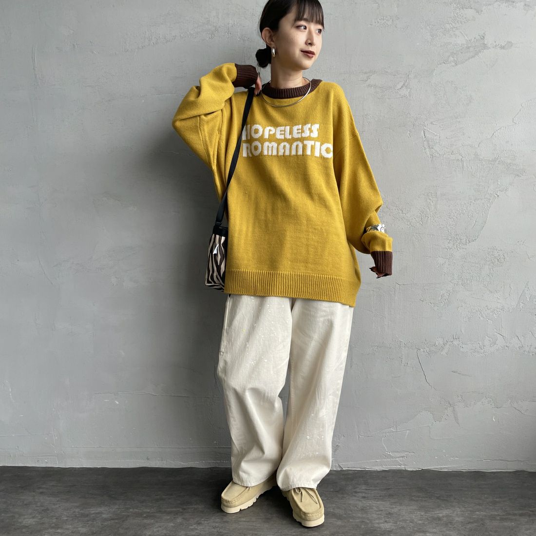 LOGAN Knitting Mills [ローガン ニッティング ミルズ] 別注 クルーネック 配色ジャガードロゴニット [LG-25FW28IN-JF] MUSTARD &&モデル身長：150cm 着用サイズ：F&&