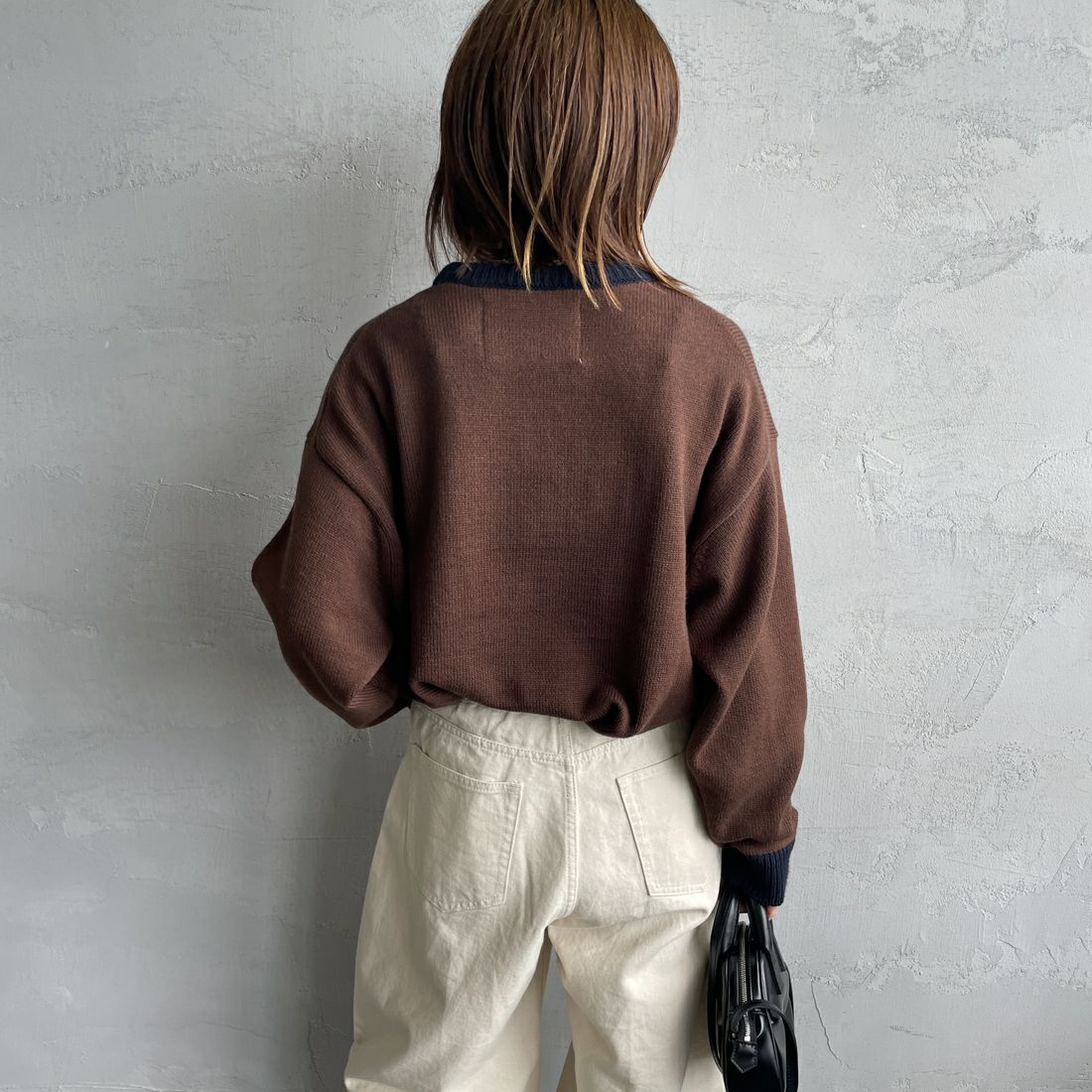 LOGAN Knitting Mills [ローガン ニッティング ミルズ] 別注 クルーネック 配色ジャガードロゴニット [LG-25FW28IN-JF] BROWN &&モデル身長：158cm 着用サイズ：F&&