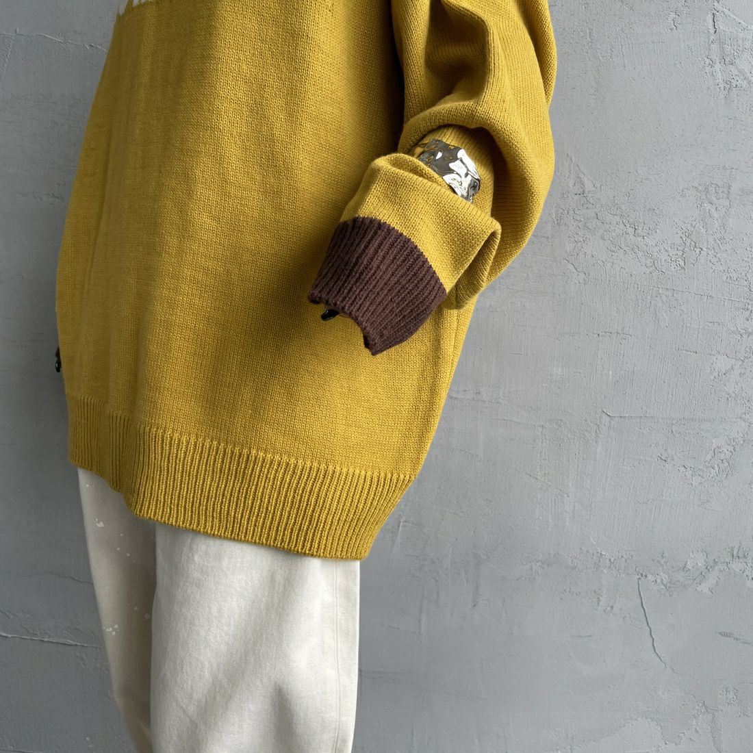 LOGAN Knitting Mills [ローガン ニッティング ミルズ] 別注 クルーネック 配色ジャガードロゴニット [LG-25FW28IN-JF] MUSTARD &&モデル身長：150cm 着用サイズ：F&&