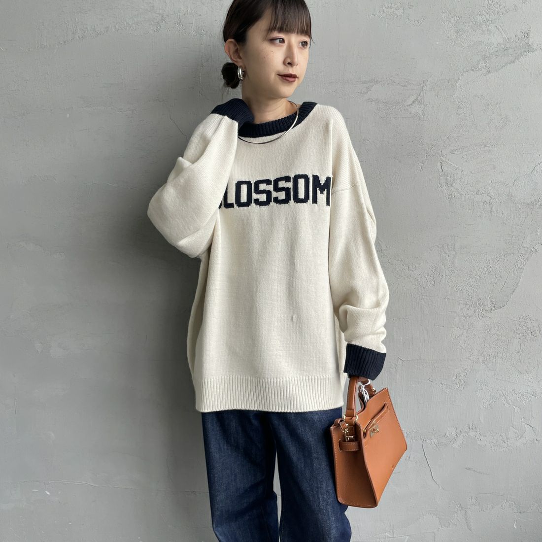 LOGAN Knitting Mills [ローガン ニッティング ミルズ] 別注 クルーネック 配色ジャガードロゴニット [LG-25FW28IN-JF] IVORY &&モデル身長：150cm 着用サイズ：F&&