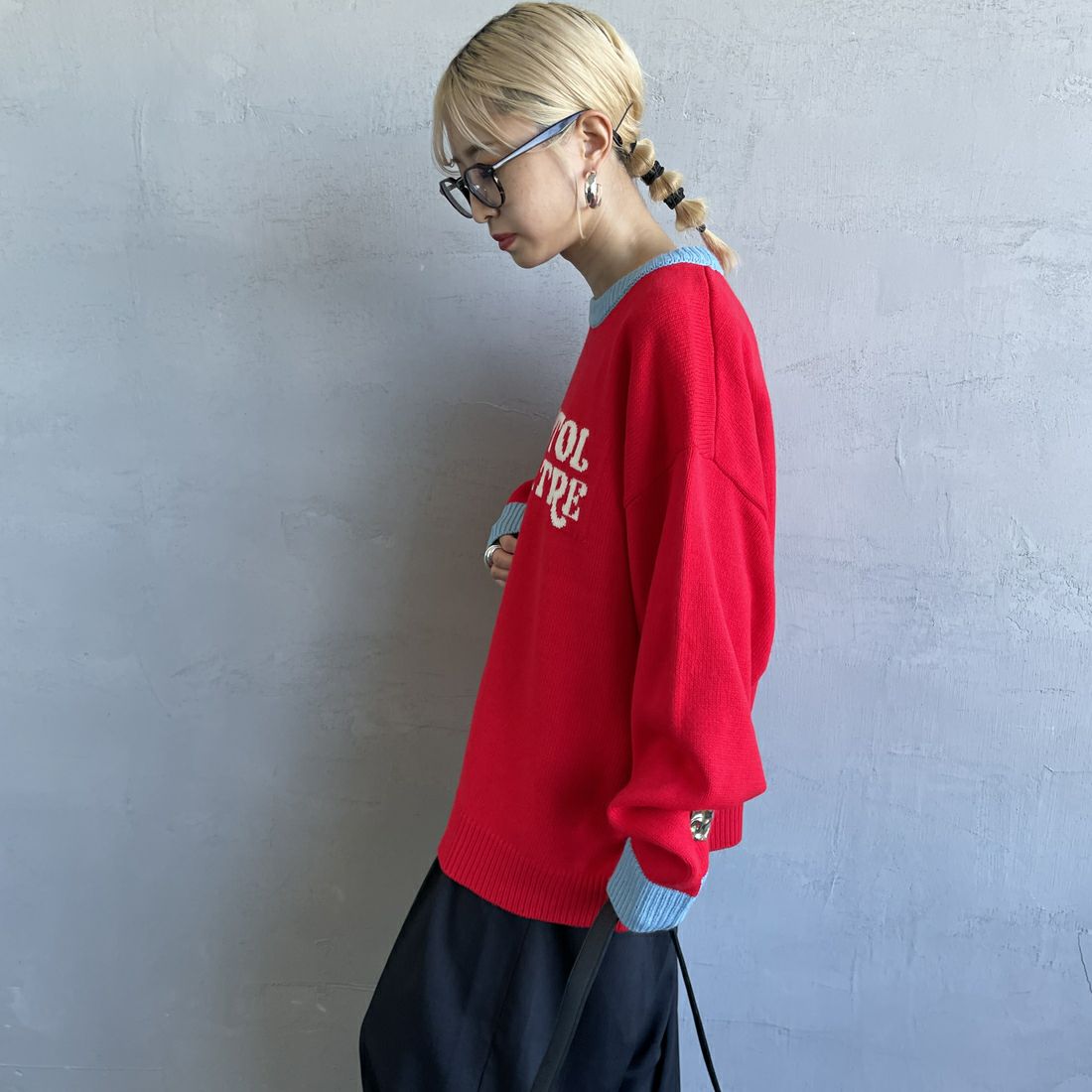 LOGAN Knitting Mills [ローガン ニッティング ミルズ] 別注 クルーネック 配色ジャガードロゴニット [LG-25FW28IN-JF] RED &&モデル身長：150cm 着用サイズ：F&&