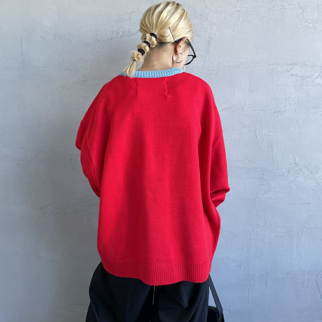LOGAN Knitting Mills [ローガン ニッティング ミルズ] 別注 クルーネック 配色ジャガードロゴニット [LG-25FW28IN-JF] RED &&モデル身長：150cm 着用サイズ：F&&