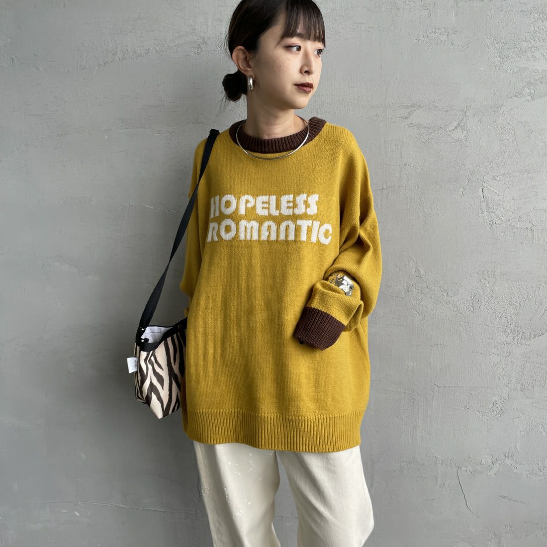 LOGAN Knitting Mills [ローガン ニッティング ミルズ] 別注 クルーネック 配色ジャガードロゴニット [LG-25FW28IN-JF] MUSTARD &&モデル身長：150cm 着用サイズ：F&&