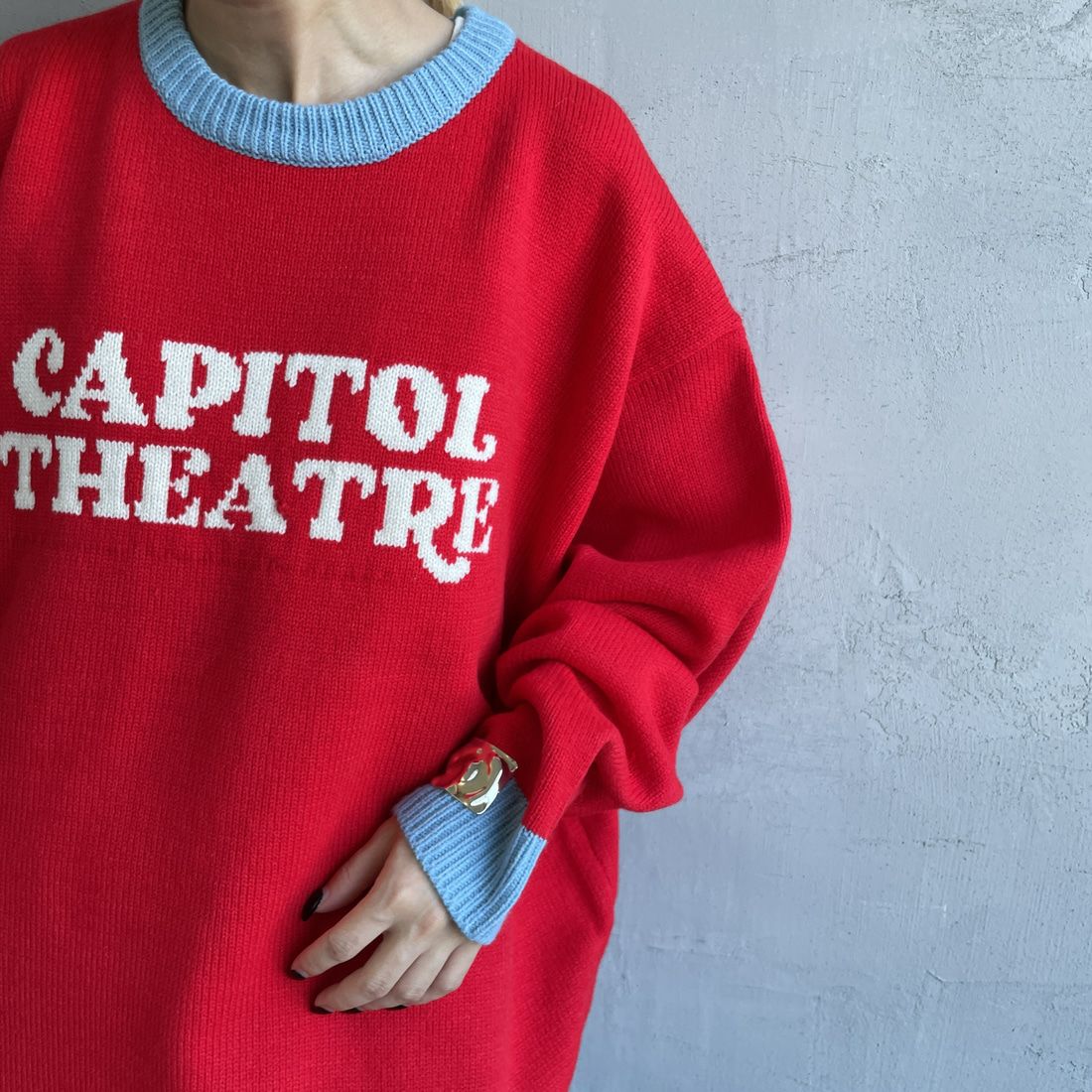 LOGAN Knitting Mills [ローガン ニッティング ミルズ] 別注 クルーネック 配色ジャガードロゴニット [LG-25FW28IN-JF] RED &&モデル身長：150cm 着用サイズ：F&&