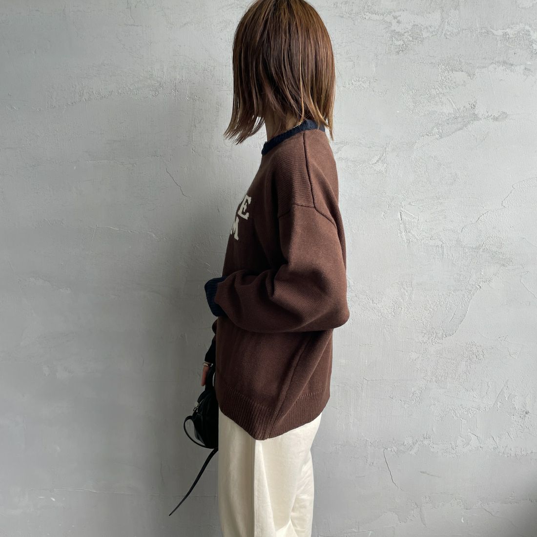 LOGAN Knitting Mills [ローガン ニッティング ミルズ] 別注 クルーネック 配色ジャガードロゴニット [LG-25FW28IN-JF] BROWN &&モデル身長：158cm 着用サイズ：F&&