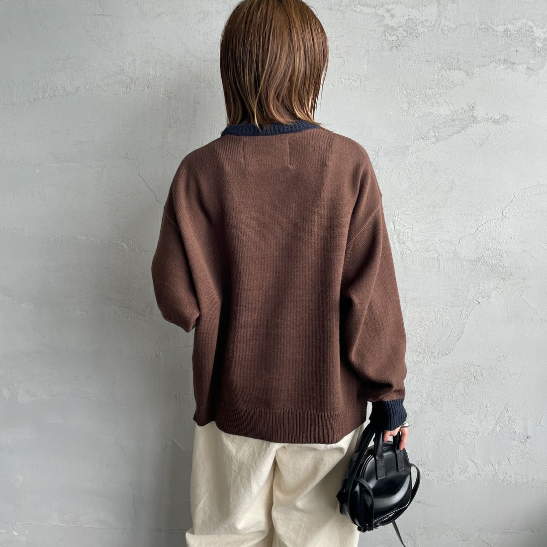 LOGAN Knitting Mills [ローガン ニッティング ミルズ] 別注 クルーネック 配色ジャガードロゴニット [LG-25FW28IN-JF] BROWN &&モデル身長：158cm 着用サイズ：F&&