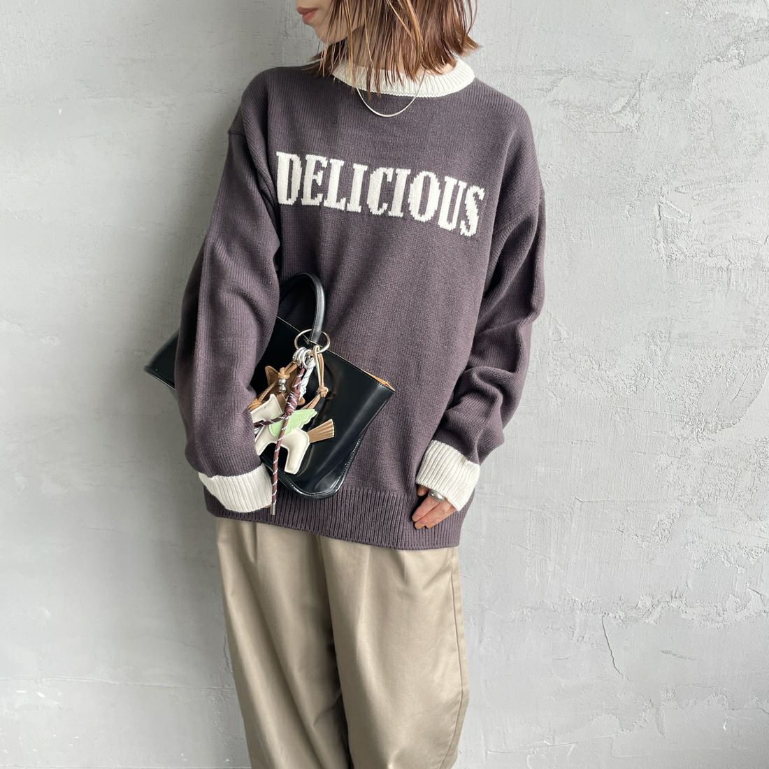LOGAN Knitting Mills [ローガン ニッティング ミルズ] 別注 クルーネック 配色ジャガードロゴニット [LG-25FW28IN-JF] CHARCOAL &&モデル身長：158cm 着用サイズ：F&&