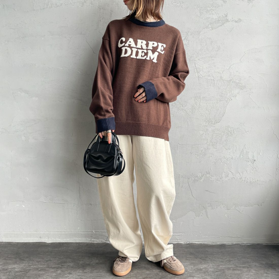 LOGAN Knitting Mills [ローガン ニッティング ミルズ] 別注 クルーネック 配色ジャガードロゴニット [LG-25FW28IN-JF] BROWN &&モデル身長：158cm 着用サイズ：F&&