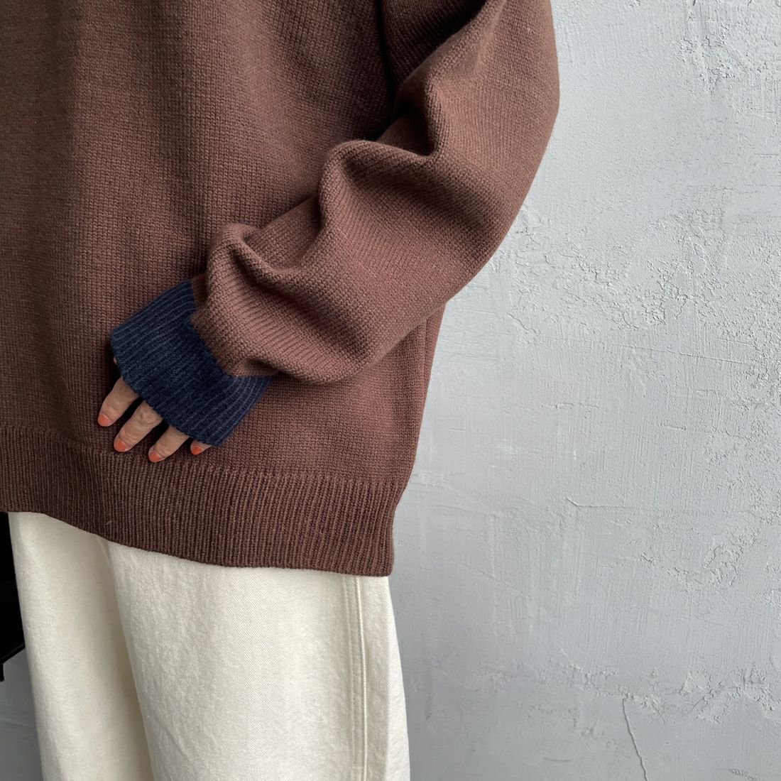 LOGAN Knitting Mills [ローガン ニッティング ミルズ] 別注 クルーネック 配色ジャガードロゴニット [LG-25FW28IN-JF] BROWN &&モデル身長：158cm 着用サイズ：F&&