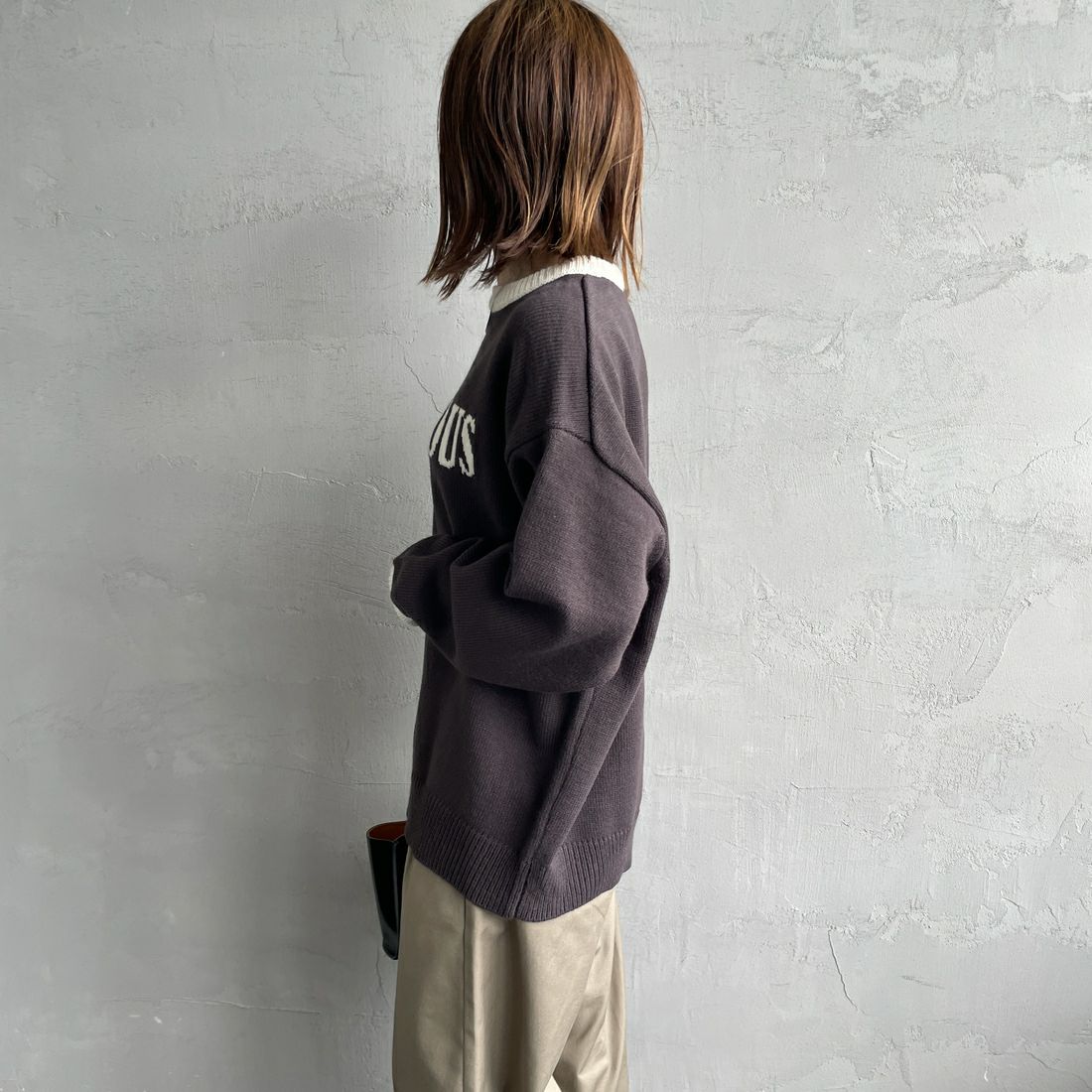 LOGAN Knitting Mills [ローガン ニッティング ミルズ] 別注 クルーネック 配色ジャガードロゴニット [LG-25FW28IN-JF] CHARCOAL &&モデル身長：158cm 着用サイズ：F&&