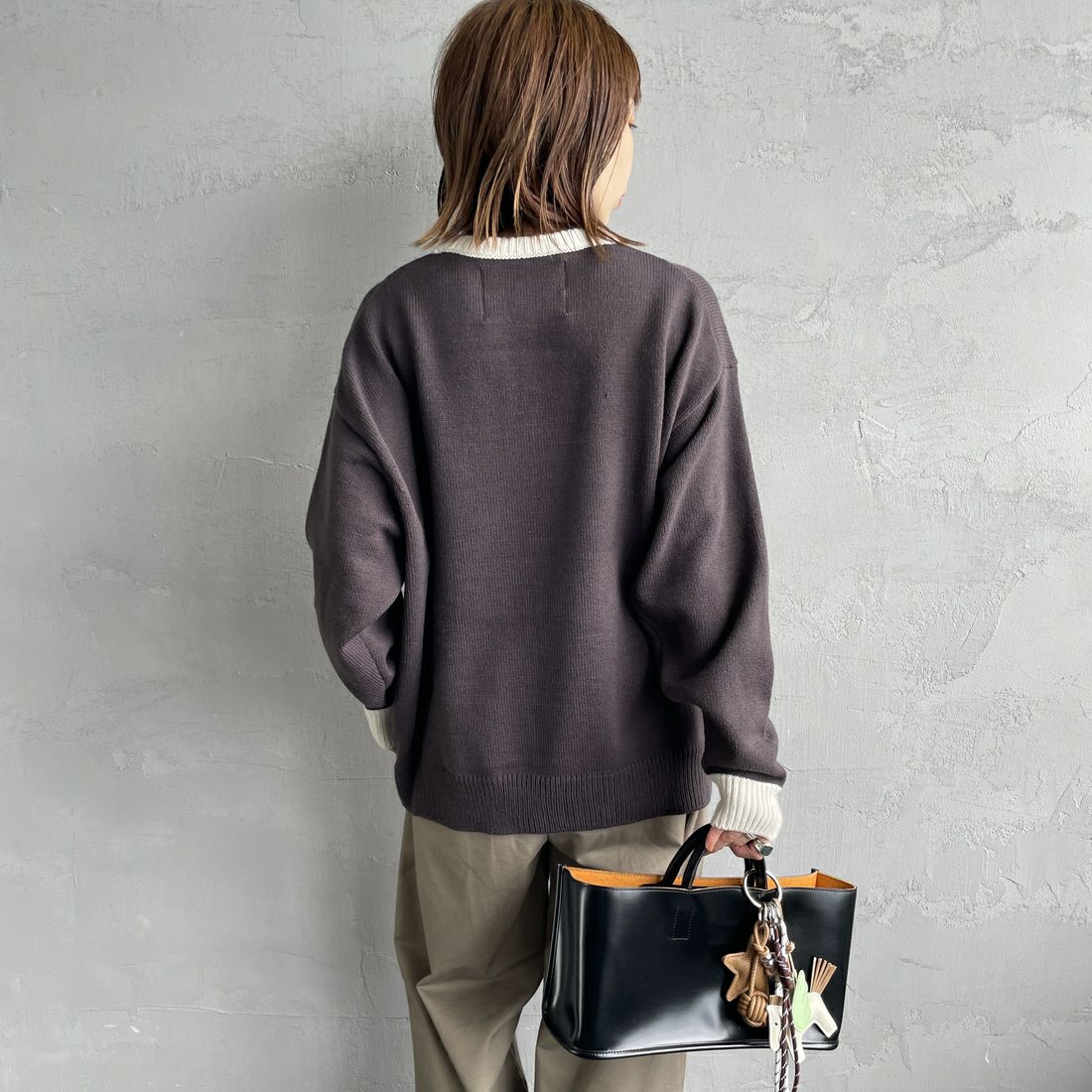 LOGAN Knitting Mills [ローガン ニッティング ミルズ] 別注 クルーネック 配色ジャガードロゴニット [LG-25FW28IN-JF] CHARCOAL &&モデル身長：158cm 着用サイズ：F&&