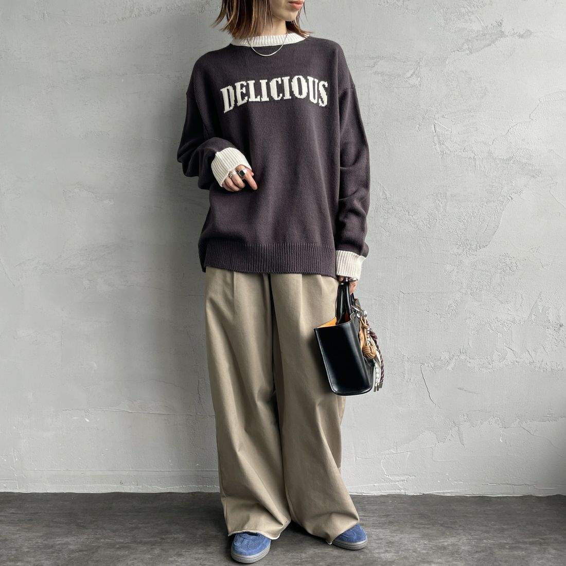 LOGAN Knitting Mills [ローガン ニッティング ミルズ] 別注 クルーネック 配色ジャガードロゴニット [LG-25FW28IN-JF] CHARCOAL &&モデル身長：158cm 着用サイズ：F&&