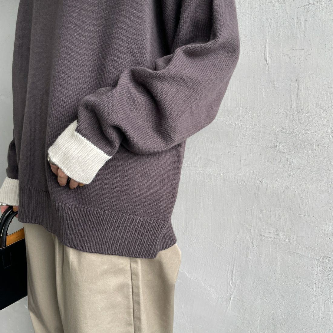 LOGAN Knitting Mills [ローガン ニッティング ミルズ] 別注 クルーネック 配色ジャガードロゴニット [LG-25FW28IN-JF] CHARCOAL &&モデル身長：158cm 着用サイズ：F&&