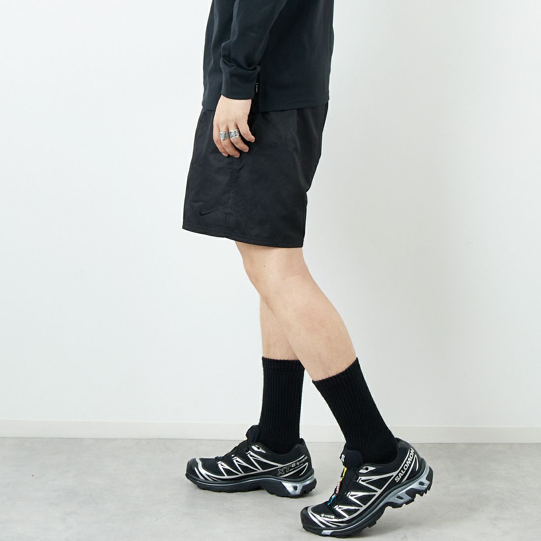 NIKE SWIM [ナイキスイム] スニーカーエンブロイデッド 7インチボレーショーツ [NESSF507] N001 ﾌﾞﾗｯｸ &&モデル身長：179cm 着用サイズ：XL&&