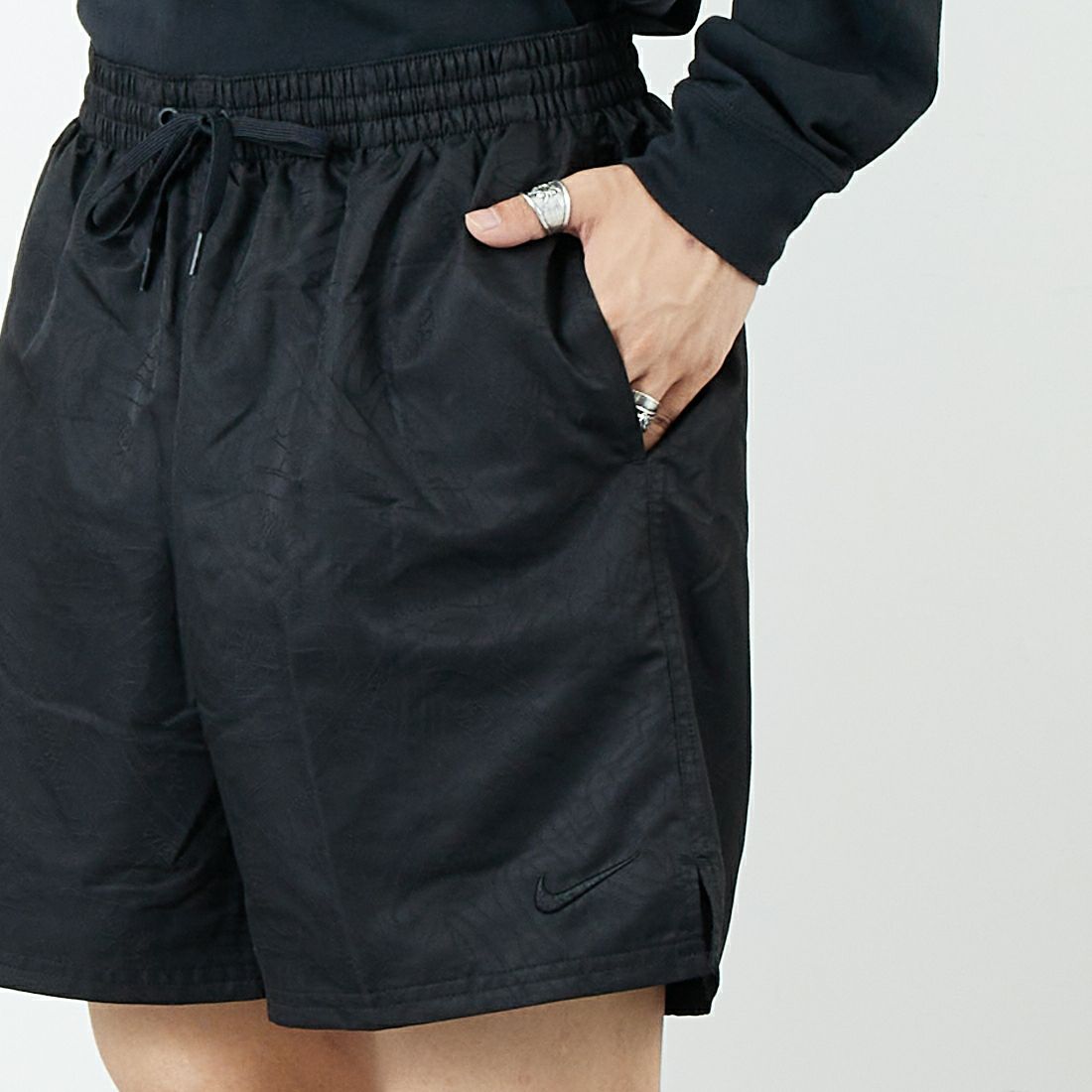 NIKE SWIM [ナイキスイム] スニーカーエンブロイデッド 7インチボレーショーツ [NESSF507] N001 ﾌﾞﾗｯｸ &&モデル身長：179cm 着用サイズ：XL&&