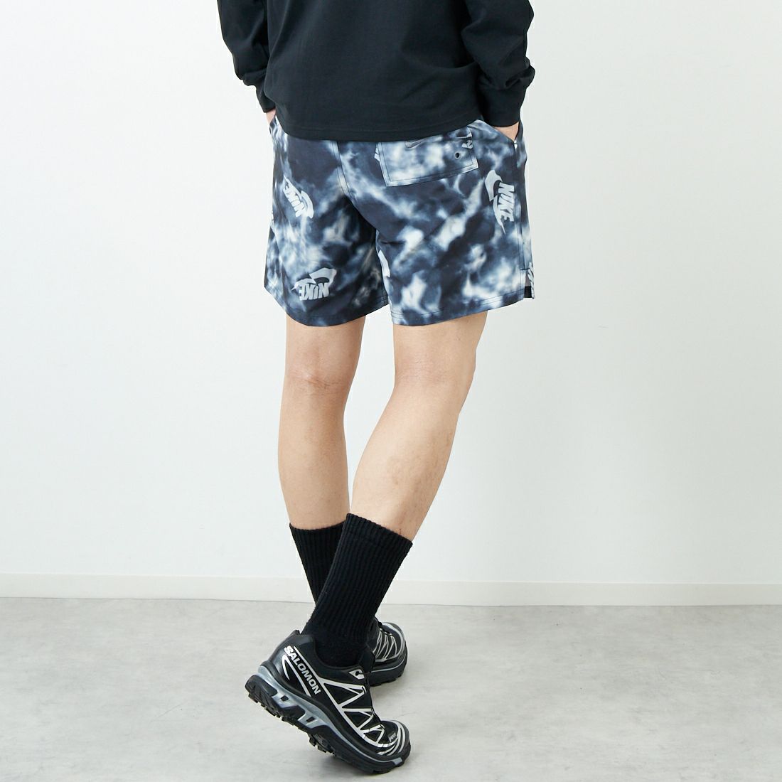 NIKE SWIM [ナイキスイム] タイダイカモプリント 7インチボレーショーツ [NESSF513] N054 ｳﾙﾌｸﾞ &&モデル身長：179cm 着用サイズ：L&&