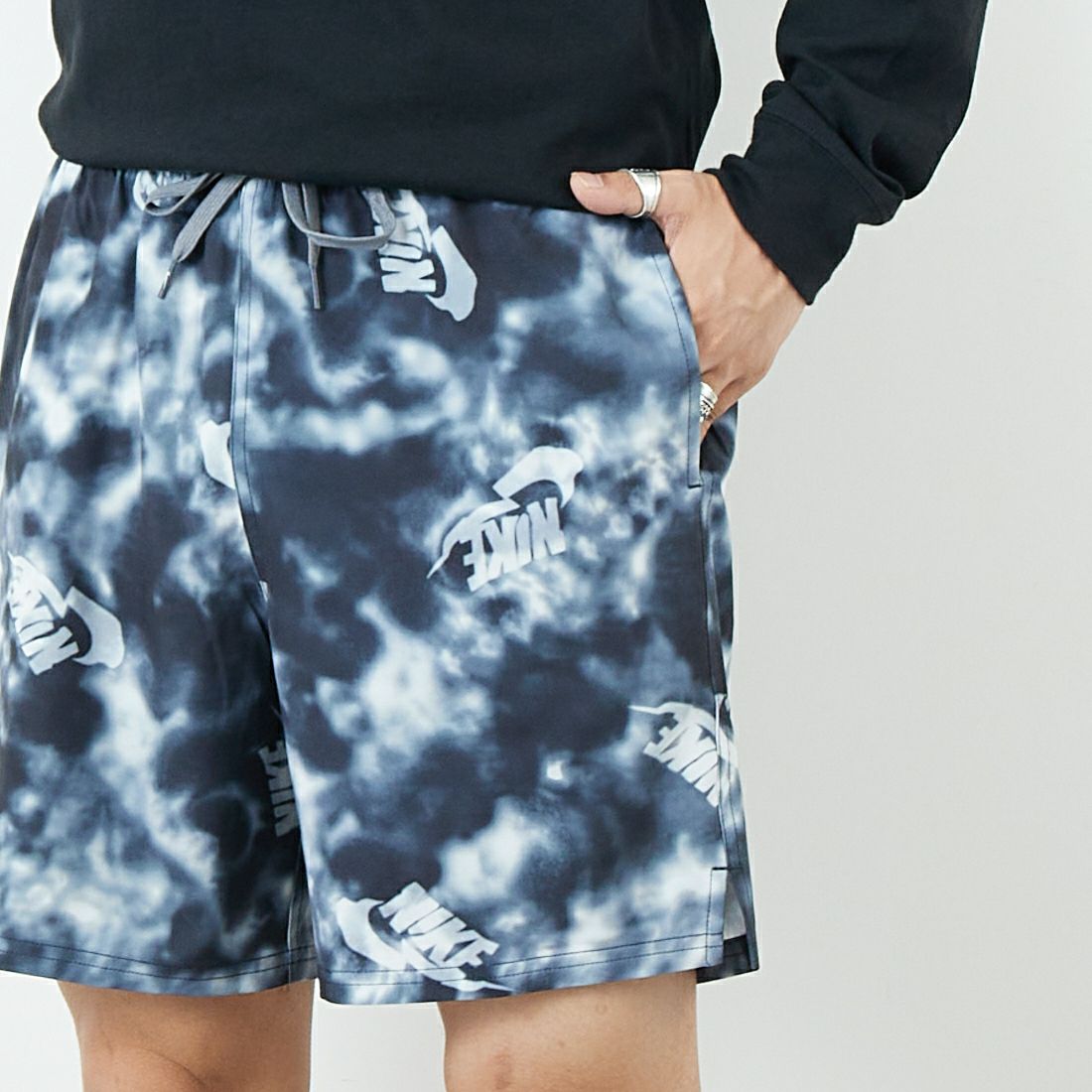 NIKE SWIM [ナイキスイム] タイダイカモプリント 7インチボレーショーツ [NESSF513] N054 ｳﾙﾌｸﾞ &&モデル身長：179cm 着用サイズ：L&&