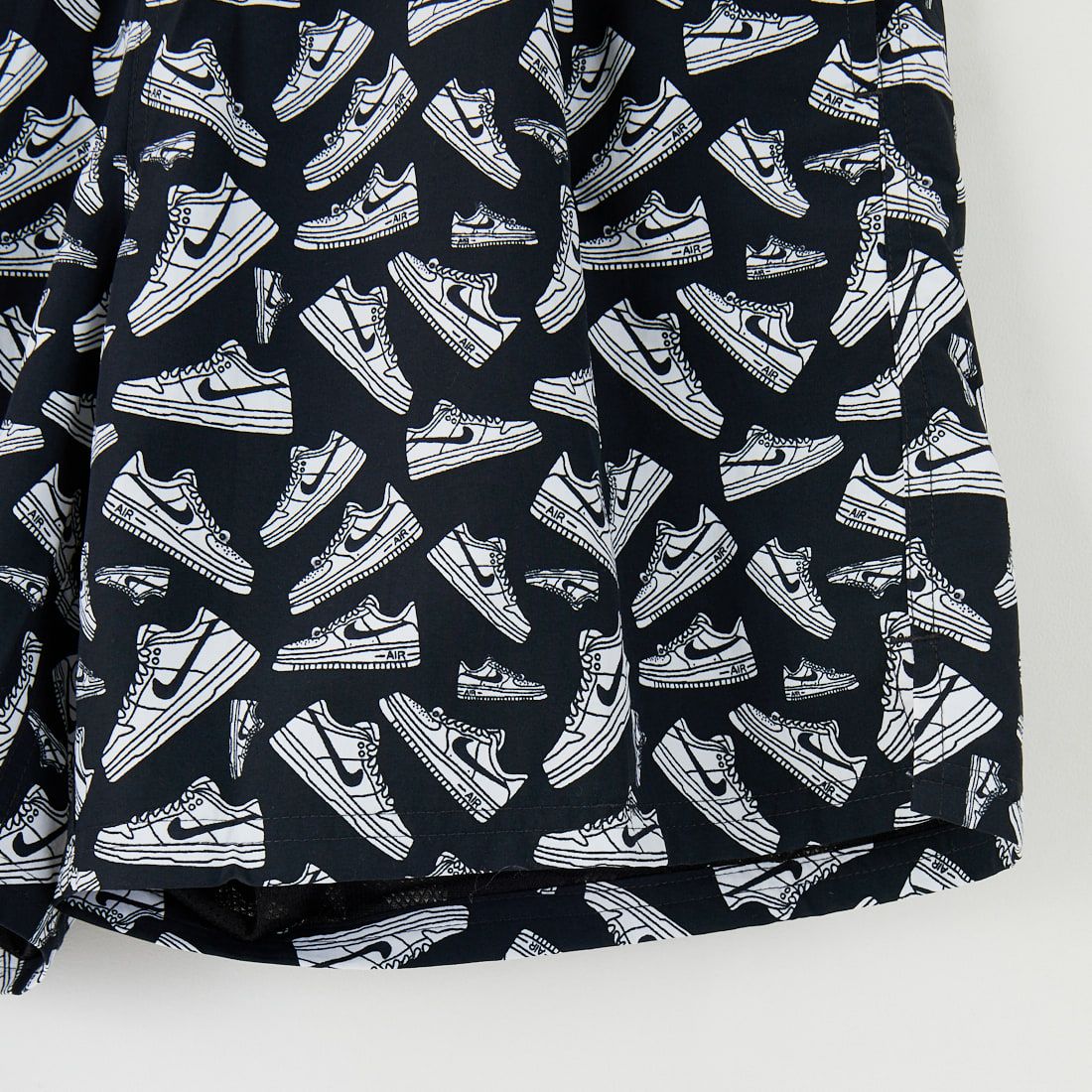 NIKE SWIM [ナイキスイム] エアフォース1プリント 7インチボレーショーツ [NESSF516] N001 ﾌﾞﾗｯｸ