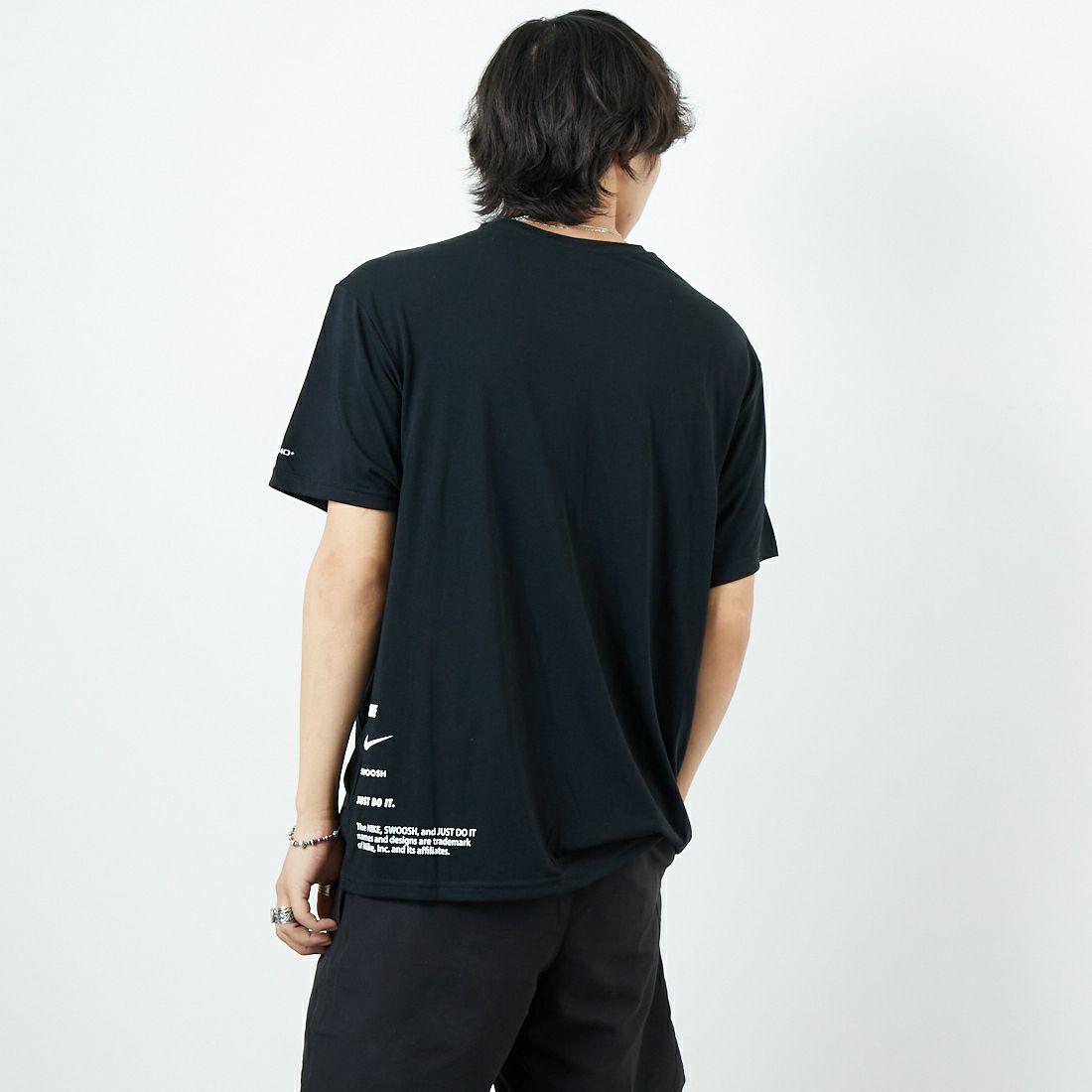 NIKE SWIM [ナイキスイム] コットンライク スニーカーボックスラッシュガード [NESSF523] N001 ﾌﾞﾗｯｸ &&モデル身長：179cm 着用サイズ：L&&