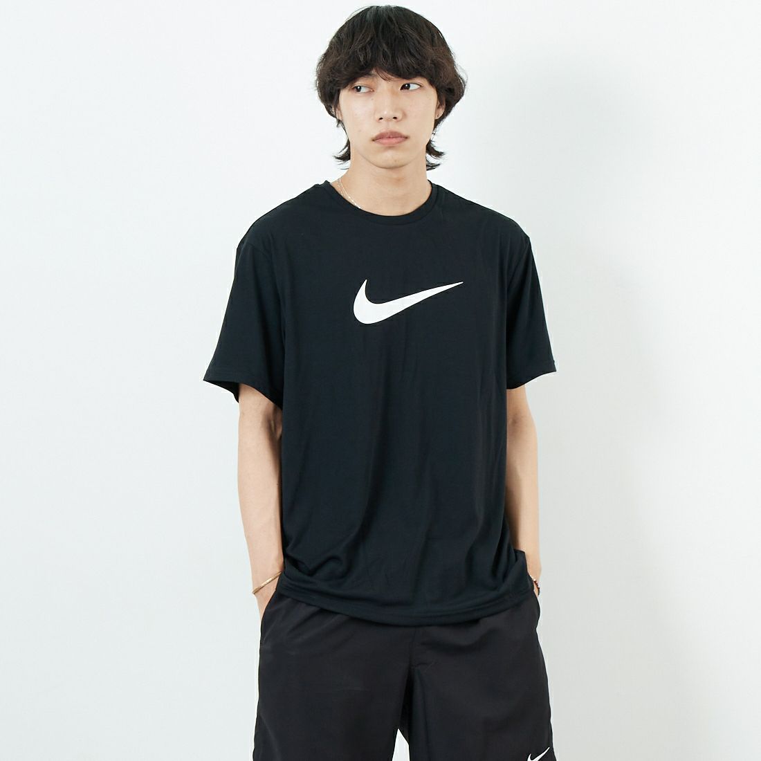 NIKE SWIM [ナイキスイム] コットンライク スニーカーボックスラッシュガード [NESSF523] N001 ﾌﾞﾗｯｸ &&モデル身長：179cm 着用サイズ：L&&