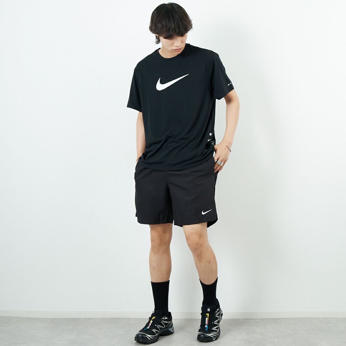 NIKE SWIM [ナイキスイム] コットンライク スニーカーボックスラッシュガード [NESSF523] N001 ﾌﾞﾗｯｸ &&モデル身長：179cm 着用サイズ：L&&