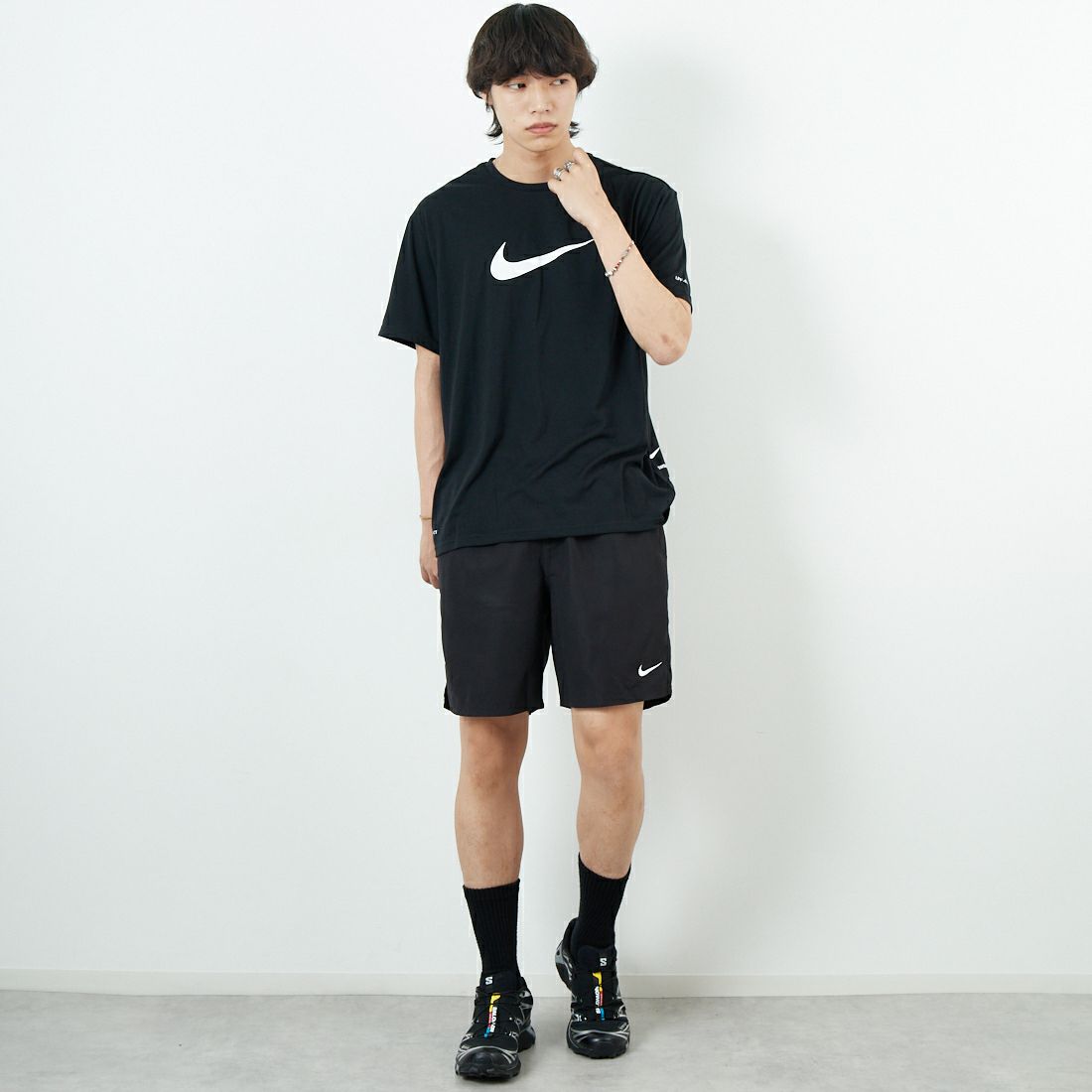 NIKE SWIM [ナイキスイム] コットンライク スニーカーボックスラッシュガード [NESSF523] N001 ﾌﾞﾗｯｸ &&モデル身長：179cm 着用サイズ：L&&